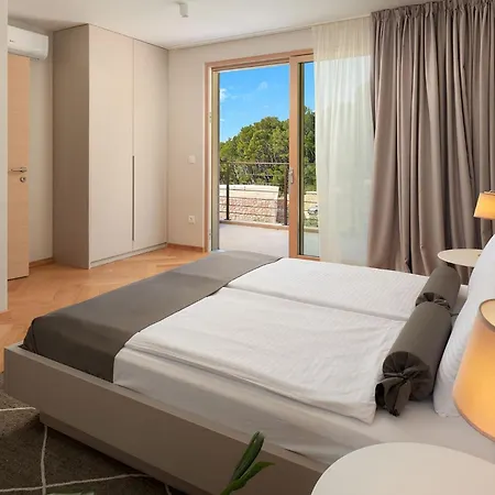 Villa Dazzling Hvar Licita 4 Bedrooms Spacious Sunterrace Fitted With Sunbeds And Parasols Private Outdoor Swimming Pool Shaded, Sveta Nedelja (Hvar)
